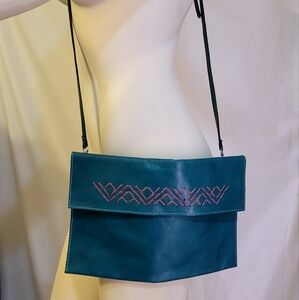 Makuira Wayuu Handcrafted Susu Embroider Green Leather Flap Adjust Purse Clutch